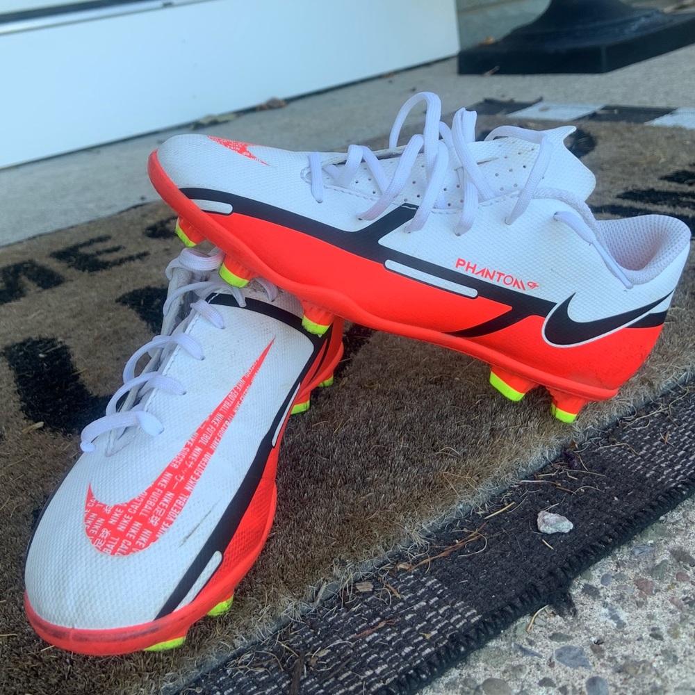 Nike Phantom GT2 Soccer Cleats Sz 2.5Y - Like New!